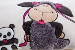 Nici 40869 Kissen Jolly Mäh Schaf Jolly Juicy Zungebleck +Panda 43x25cm Plüsch -Nici Store 40869 ansicht 01 2048x1365