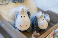 Nici 44173 Einhorn Snorre Hornson Mit Kapuze Ca 22cm Plüsch Kuscheltier -Nici Store 44173 04 Milieu 2048x1365