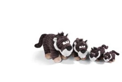 Nici 45313 Säbelzahntiger Rodriguez Stehend Ca 16cm Stone Age Plüsch Kuscheltier -Nici Store 45307 45308 45309 45310 06 Groessenvergleich 1 2048x1376 1