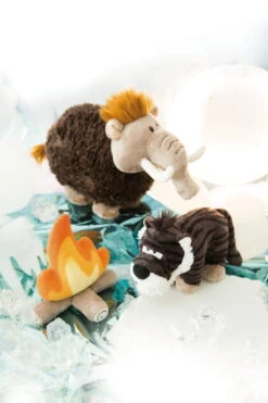 Nici 45313 Säbelzahntiger Rodriguez Stehend Ca 16cm Stone Age Plüsch Kuscheltier -Nici Store 45324 45309 45314 10 Milieu 1365x2048 2