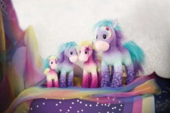 Nici 47848 Pony Stars Pferd Candydust 35cm Stehend Plüsch Kuscheltier GREEN -Nici Store 47844 10 47847 47846 47849 Milieu 2048x1367 5