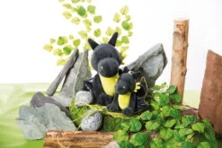 Nici 47993 Drache Dragor Schwarz-gelb 20cm Stehend Plüsch Kuscheltier Dragonia -Nici Store 47994 06 47993 Milieu 2048x1365 2