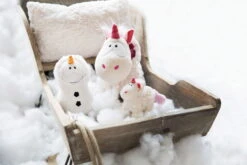 Nici 48165 Einhorn Theodor Im Schneeanzug Ca 45cm Plüsch Kuscheltier GREEN -Nici Store 48166 10 48163 48162 Milieu vorl 2048x1365 7