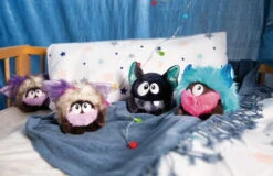 Nici 48423 Monsterdoos Monster Creepydoo Schwarz 10cm Plüsch Kuscheltier -Nici Store 48421 10 48422 48423 Milieu 2048x1330 2