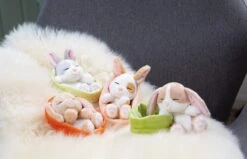 Nici 48707 Sleeping Pets Bunnies Hase Karamell Punkte 12cm Schlafend Im Körbchen -Nici Store 48706 10 48707 48708 48709 Milieu 2048x1318 1