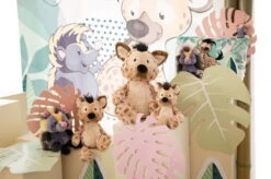 Nici 48867 Hyäne Helgi 52cm Plüsch Kuscheltier Schlenker GREEN Wild Friends -Nici Store 48860 10 48865 48866 48867 48863 48864 Milieu 2048x1356 1